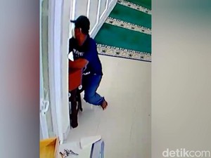Pura-pura Salat, Pria Bermasker di Purwakarta Gasak Isi Kotak Amal