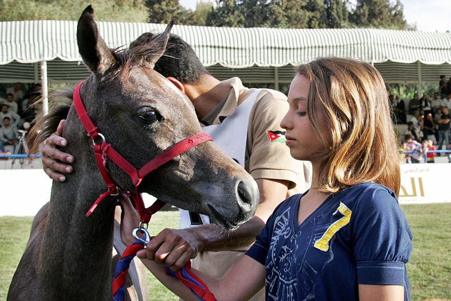 Putri Iman dikenal menyukai olahraga berkuda. Ia bahkan pernah berpartisipasi dalam Kejuaraan Timur Tengah pada usia 12 tahun dan berhasil meraih juara dua. Foto: Instagram/@queenrania