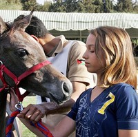 Putri Iman dikenal menyukai olahraga berkuda. Ia bahkan pernah berpartisipasi dalam Kejuaraan Timur Tengah pada usia 12 tahun dan berhasil meraih juara dua. Foto: Instagram/@queenrania