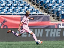 Romeo Beckham Banting Setir: Dari Lapangan ke Catwalk