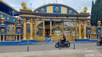 Usut punya usut, sosok yang menjadi magnet bagi ribuan pelayat itu yakni Mama Hj Eulis Ratna Alsinah, warga Kampung Kebon Hui, RT 03/17, Desa Cigugur Girang, Kecamatan Parongpong, Kabupaten Bandung Barat.