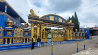 Media sosial dihebohkan dengan ribuan orang yang menghadiri pemakaman seorang wanita yang disebut terkaya di Kabupaten Bandung Barat pada Senin (11/7/2022).