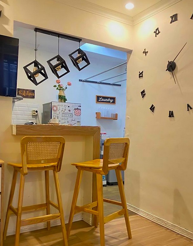 Dari foto-fotonya, tampak warna putih mendominasi rumah tipe 30/60 ini. Bagian dapur hadir dengan konsep seperti bar. Tampak jam berukuran menghiasi bagian dinding sehingga terhindar dari kesan monoton. (Foto: Instagram/@febyoan)