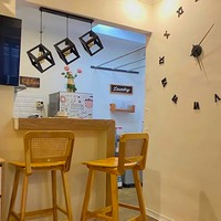 Dari foto-fotonya, tampak warna putih mendominasi rumah tipe 30/60 ini. Bagian dapur hadir dengan konsep seperti bar. Tampak jam berukuran menghiasi bagian dinding sehingga terhindar dari kesan monoton. (Foto: Instagram/@febyoan)