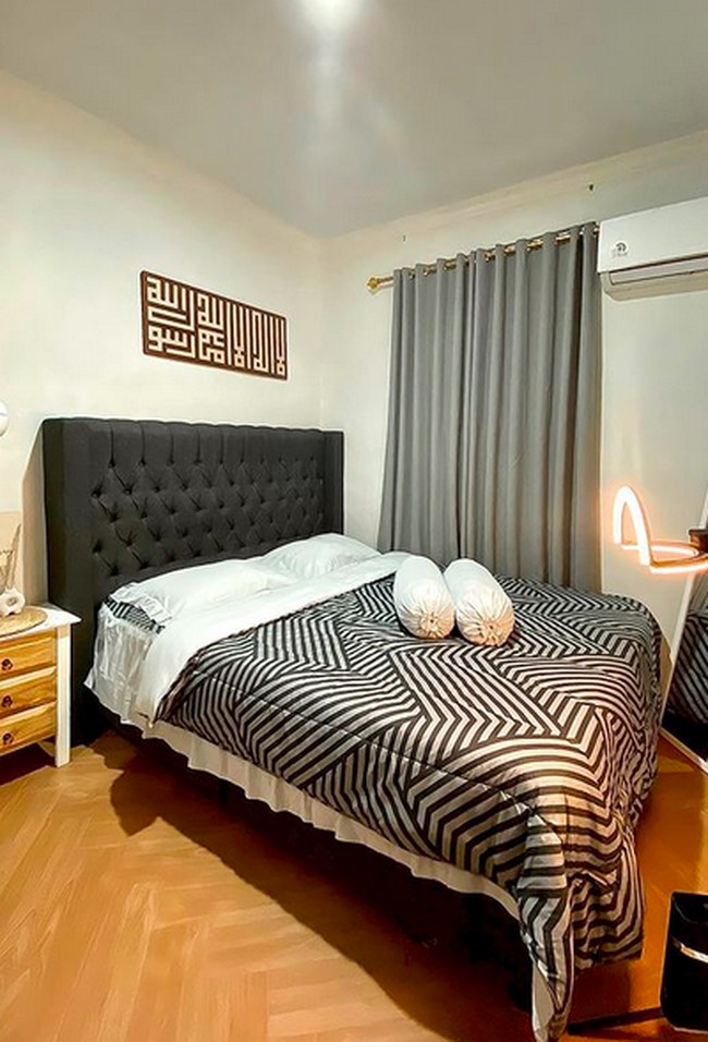 Untuk kamar tidur utama, Yoan memadukan kayu dengan nuansa monokromatik sehingga memberi nuansa yang lebih modern. Btw, Aku renovasi rumah subsidi masih sesuai ketentuannya menurut peraturan di perumku ya, kata Yoan. (Foto: Instagram/@febyoan)