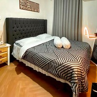 Untuk kamar tidur utama, Yoan memadukan kayu dengan nuansa monokromatik sehingga memberi nuansa yang lebih modern. Btw, Aku renovasi rumah subsidi masih sesuai ketentuannya menurut peraturan di perumku ya, kata Yoan. (Foto: Instagram/@febyoan)