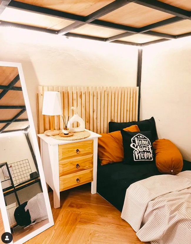 Kamar tidur tamu/anak didominasi unsur kayu yang menghadirkan atmosfer yang hangat. Bikin betah berlama-lama di dalamnya. (Foto: Instagram/@febyoan)