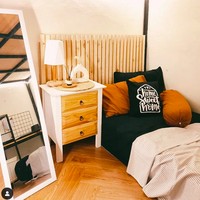 Kamar tidur tamu/anak didominasi unsur kayu yang menghadirkan atmosfer yang hangat. Bikin betah berlama-lama di dalamnya. (Foto: Instagram/@febyoan)