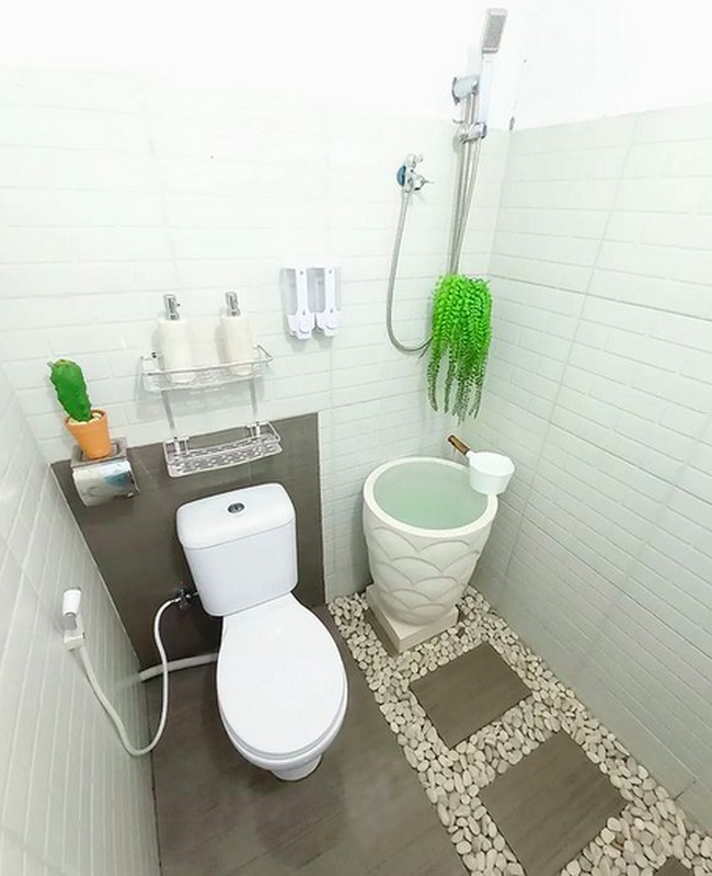 Sentuhan alam hadir di kamar mandi. Lantainya menggunakan keramik berwarna alam dipadu dengan bebatuan. (Foto: Instagram/@febyoan)