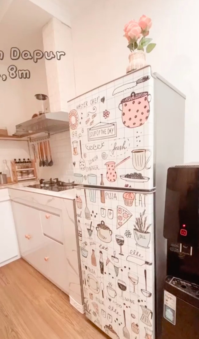 Warna putih meninggalkan kesan yang lapang pada rumah yang mungil. Yoan juga memilih peralatan dapur berwarna putih untuk menonjolkan kesan tersebut. (Foto: Instagram/@febyoan)