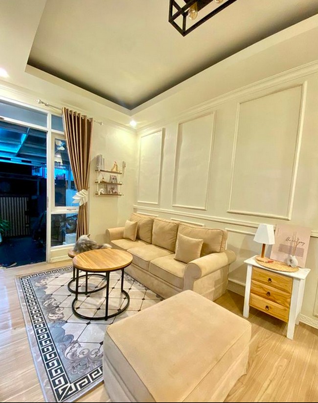 Siapa yang menyangka jika ruang tamu dengan tampilan American classic ini merupakan bagian dari rumah bersubsidi. Potret rumah ini dibagikan oleh seorang pengguna Instagram bernama Yoan Mardiana. (Foto: Instagram/@febyoan)