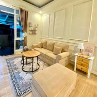 Siapa yang menyangka jika ruang tamu dengan tampilan American classic ini merupakan bagian dari rumah bersubsidi. Potret rumah ini dibagikan oleh seorang pengguna Instagram bernama Yoan Mardiana. (Foto: Instagram/@febyoan)