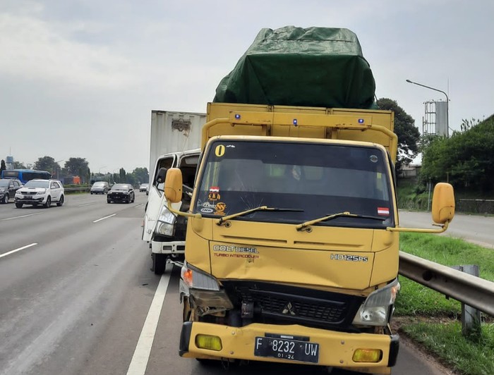 Sebanyak tiga mobil terlibat kecelakaan beruntun terjadi di km 33 Tol Jagorawi. Diduga kecelakaan terjadi karena sopir tidak menjaga jarak aman kendaraan. (dok Istimewa)