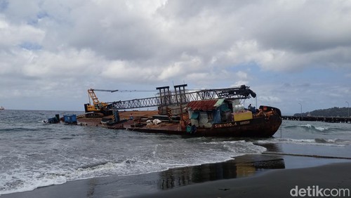 Sebuah kapal tongkang terdampar di Perairan Tanah Ampo Karangasem