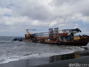 Kapal Tongkang Muatan Alat Berat Terdampar di Perairan Karangasem