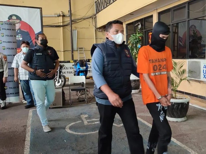Seorang sopir taksi online berinisial NCT (23) ditangkap aparat Polsek Taman Sari karena mencuri uang penumpang yang tertinggal (Instagram @polres_jakbar)