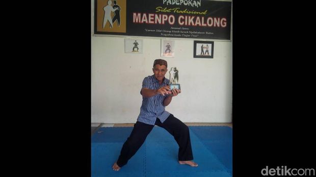 Sesepuh Maenpo Aziz Asyari memperagakan salah satu teknik pencak silat Maenpo