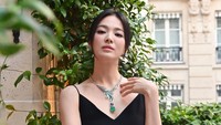 Song Hye Kyo tengah mempromosikan sebuah brand perhiasan asal Paris, Chaumet. (Foto: dok. Instagram @kyo1122) 
