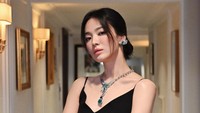 Song Hye Kyo tampil mengenakan busana serba hitam. (Foto: dok. Instagram @kyo1122) 