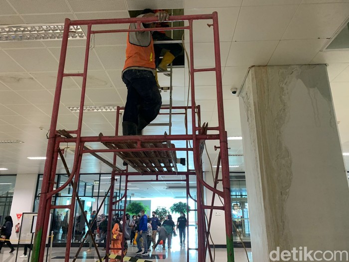 Stasiun Manggarai Jaksel, atap bocornya diperbaiki. 12 Juli 2022. (Mulia Budi/detikcom)