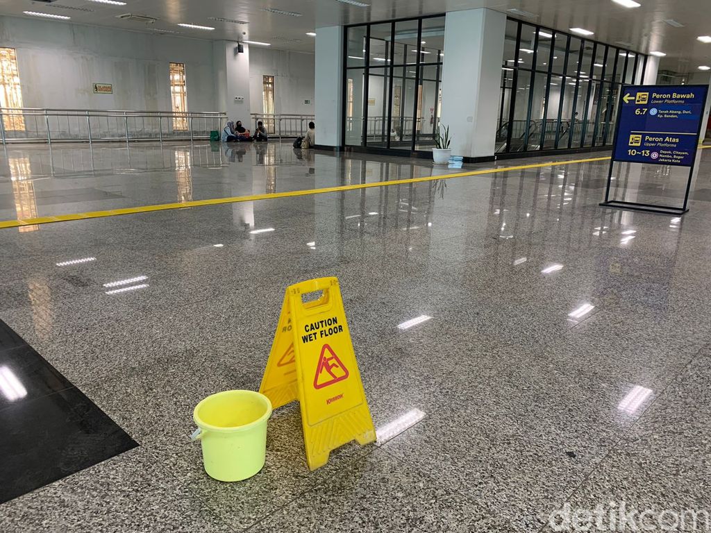 Stasiun Manggarai Jaksel, atap bocornya diperbaiki. 12 Juli 2022. (Mulia Budi/detikcom)