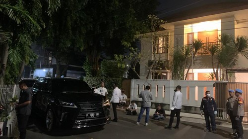 Suasana olah TKP kasus penembakan di rumah Kadiv Propam Polri Irjen Ferdy Sambo, Selasa (12/7/2022) pukul 23.00 WIB.