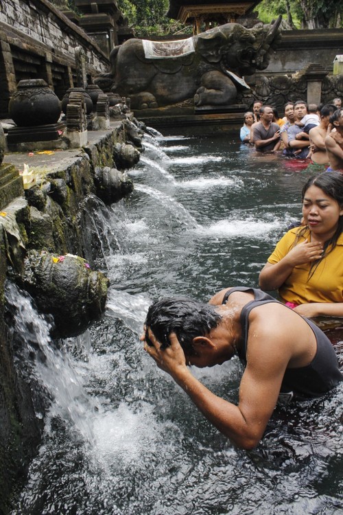 Suasana proses melukat di Tirta Empul yang berlokasi di Jalan Tirta, Manukaya, Gianyar