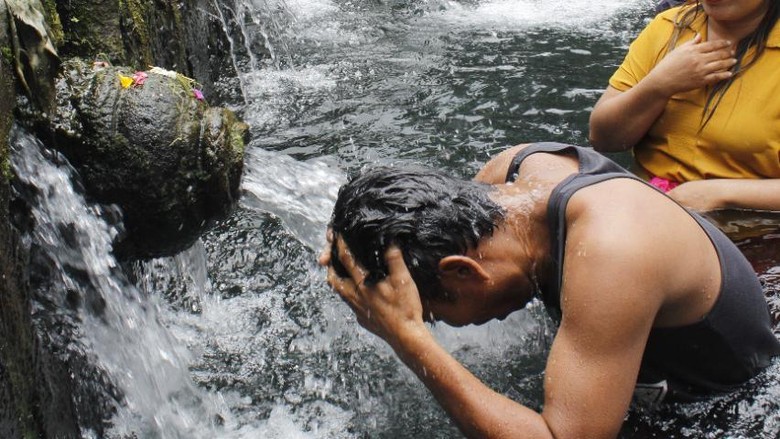 Suasana proses melukat di Tirta Empul yang berlokasi di Jalan Tirta, Manukaya, Gianyar Suasana proses melukat di Tirta Empul yang berlokasi di Jalan Tirta, Manukaya, Gianyar