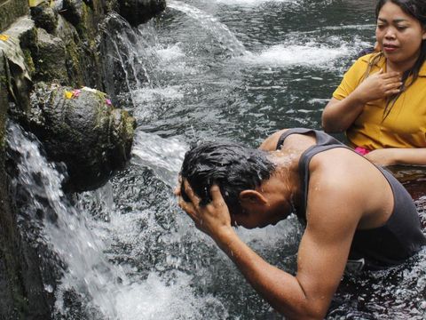 Suasana proses melukat di Tirta Empul yang berlokasi di Jalan Tirta, Manukaya, Gianyar
