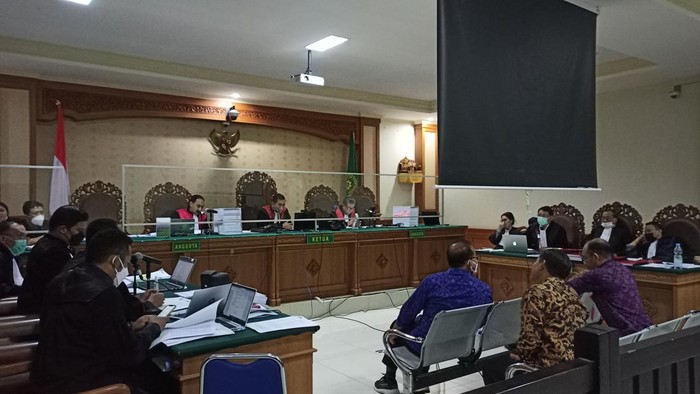 Suasana sidang korupsi DID Tabanan 2018 dengan agenda pemeriksaan saksi gabungan untuk Terdakwa Eka Wiryastuti dan I Dewa Nyoman Wiratmaja, Selasa (12/7/2022).