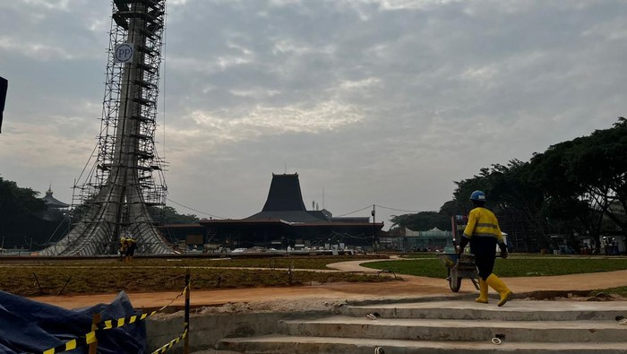 Menteri PUPR Basuki Hadimuljono melakukan tinjauan ke proyek revitalisasi Taman Mini Indonesia Indah