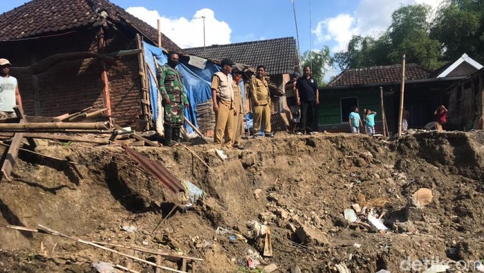 Tanah longsor mengakibatkan 2 rumah hancur 1 rumah rusak berat di Lamongan
