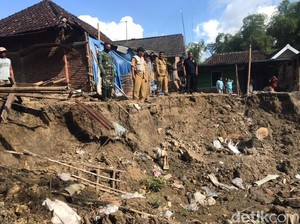 Dua Rumah di Lamongan Longsor Lalu Hanyut Terbawa Arus Bengawan Solo