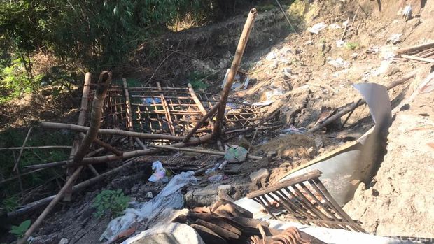 Tanah longsor mengakibatkan 2 rumah hancur 1 rumah rusak berat di Lamongan