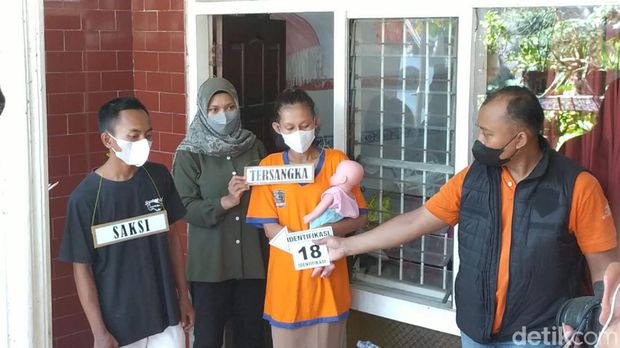Tersangka Eka Sari Yuni Hartini saat rekonstruksi