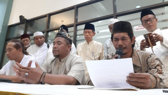 Tersangka Syaiful Arif pemeran pria menikah dengan domba saat membacakan permintaan maaf dan bersyahadat.