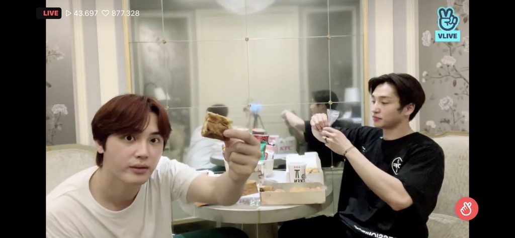 THE BOYZ cicip martabak saat konser di Indonesia