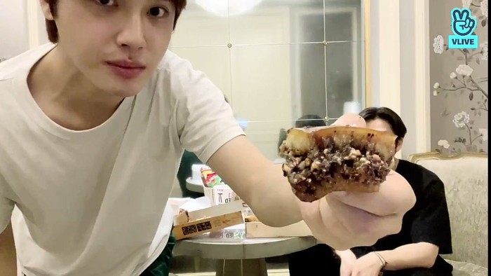 THE BOYZ cicip martabak saat konser di Indonesia