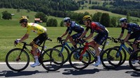Geraint Thomas menunggangi sepeda Pinarello Dogma, menempel Pogacar dalam etape 5 TDF 2022, Selasa (5/7/2022). Thomas hanya terpaut 1 menit 17 detik dari Pogacar hingga etape 9. 