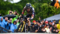 Vingegaard memacu sepeda time trial dalam etape pertama TDF 2022 di Kopenhagen, Denmark, Jumat (1/7/2022). Vingegard menjadi salah satu kandidat dari tim Jumbo Visma untuk memuncaki general classification (GC). (Tim de Waele/Getty Images)