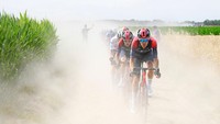 Geraint Thomas menempel rekan satu timnya, Dylan Van Baarle  dalam etape 5 TDF 2022, Selasa (5/7/2022). Masih ada 12 etape yang diperebutkan untuk menggusur dominasi juara bertahan Pogacar.