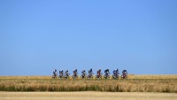Peloton pembalap Stake Laengen Vegard, Lennard Kämna,Kasper Asgreen, Maximilian Schachmann, Imanol Erviti, Simon Geschke  Mads Pedersen, Dylan Teuns,Giulio Ciccone, Luke Durbridge, dan Cyril Barthe saat membelah pedesaan Prancis, di etape ketujuh, 8 Juli 2022. (Photo by Alex Broadway/Getty Images)