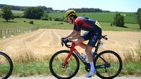 Gerainth Thomas memacu sepedanya untuk menyelesaikan salah satu etape. Masih ada dua pekan untuk menggeser Pogacar dari puncak klasemen. (Getty Images/Alex Broadway)