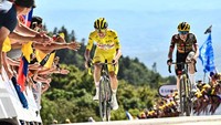 Jonas Vingegaard (kanan) berusaha menyusul Tadej Pogacar menjelang garis finish etape 7, Jumat (8/7/2022).  Hingga etape 9, Vingegaard hanya selisih 39 detik dari Pogacar. (Photo by MARCO BERTORELLO/AFP via Getty Images).