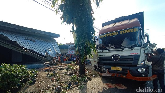 Truk tronton tabrak rumah di Pantura Kudus tepatnya Desa Ngembalrejo Kecamatan Bae, Selasa (12/7/2022).