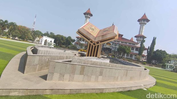 Tugu Al-Quran di Alun-alun Cianjur melambangkan pilar Budaya Ngaks atau Mengaji