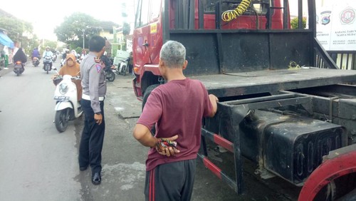 Unit Penegakan Hukum (Gakkum) Satlantas Polres Lombok Barat melakukan penyelidikan truk yang melintas di Jalan Raya Gatot Subroto Gerung-Lembar ke wilayah Kota Mataram, Selasa (12/7/2022).