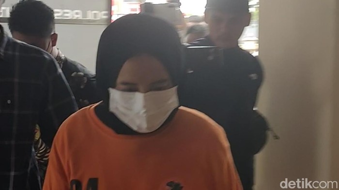 Tampang wanita sosialita Garut yang tipu warga dengan migor murah.