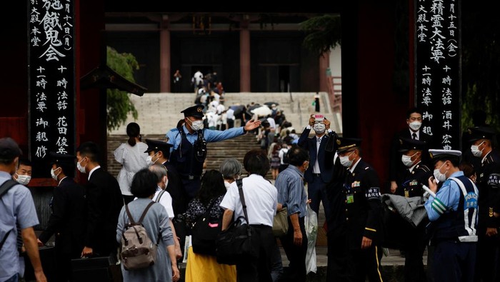 Warga Jepang Antre Beri Penghormatan untuk Shinzo Abe People gather to offer flowers at Zojoji Temple, where the funeral of late former Japanese Prime Minister Shinzo Abe, who was shot while campaigning for a parliamentary election, will be held, in Tokyo, Japan July 12, 2022. REUTERS/Kim Kyung-Hoon