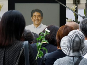 Mantan PM Jepang Shinzo Abe Dimakamkan, Pelayat Berdatangan